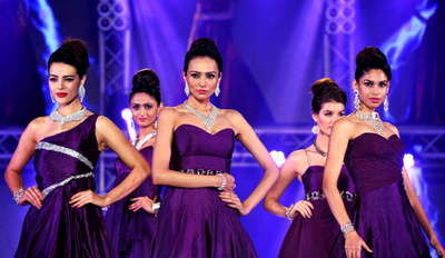 ボンベイ貴金属組合65周年記念イベント、華やかなファッションショーも