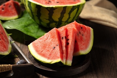 中国の男性 数日間でスイカ25キロの大食いで帯状疱疹に