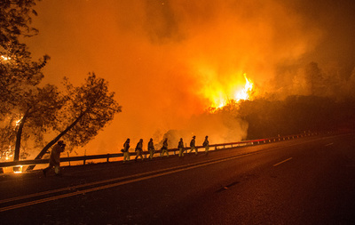 米カリフォルニア州の山火事、消防士約1万人が出動