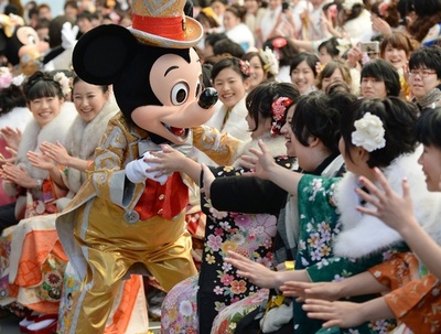 ディズニーランドで成人式、ミッキーマウスが門出を祝福