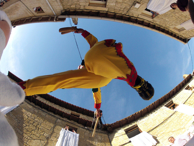 危ない！赤ちゃんの上を飛び越える厄除け行事、スペイン