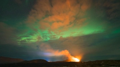 動画:オーロラと噴火が夜空を照らす アイスランド