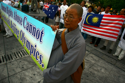 アテネで「人権聖火」採火式、中国の人権問題訴え