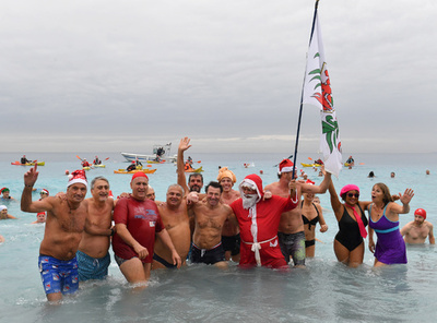 クリスマス恒例の寒中海水浴、市長も参加 南仏ニース