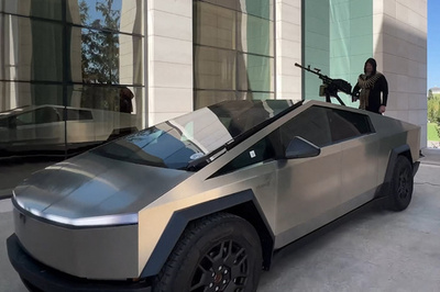 チェチェン首長、武装テスラ車を運転 マスク氏を称賛