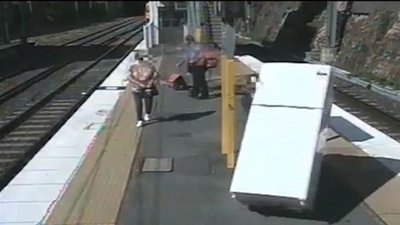 電車の乗客が冷蔵庫やソファ搬送、豪の鉄道会社が異例の注意喚起