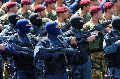 兵士や警察官は背が低くてもOK? 伊議会で規定改正法案可決へ