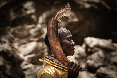 女性器切除と児童婚、根絶目指す地域社会のヒーラーや高齢者ら