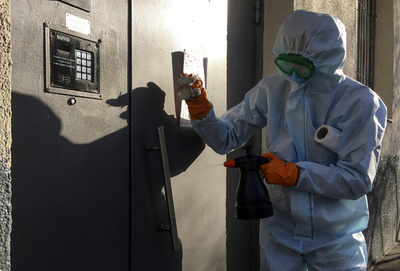 「見えない敵と戦うヒーロー」