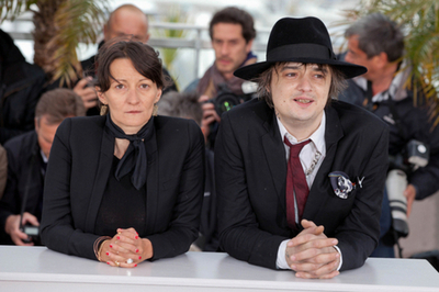 モデルのケイト・モス、酔うと元彼に電話