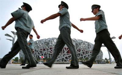 北京五輪に備え2万5000人をバス内・バス停に配置