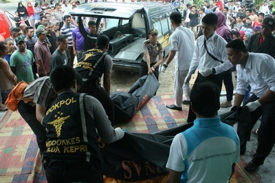 出稼ぎ労働者乗せた船が沈没、18人死亡36人不明 インドネシア