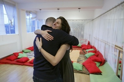 「抱きしめジャケット」、独見本市で公開 自閉症の子に効果も