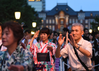 浴衣OLのあで姿！丸の内で盆踊り大会　東京