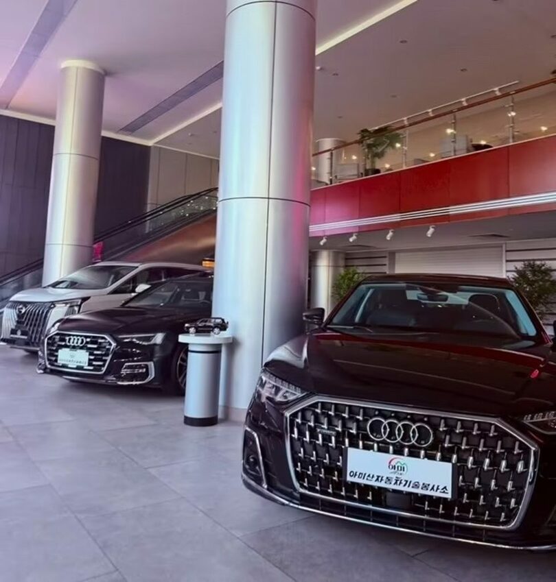 平壌のアミ山自動車技術サービスセンターに展示されたアウディ車＝小紅書(c)news1