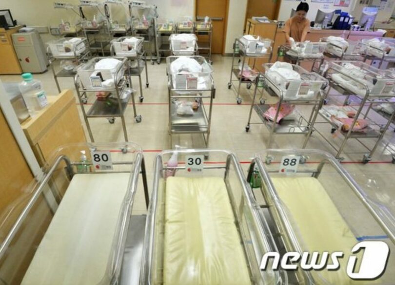 ソウル市内の病院の新生児室の様子(c)news1