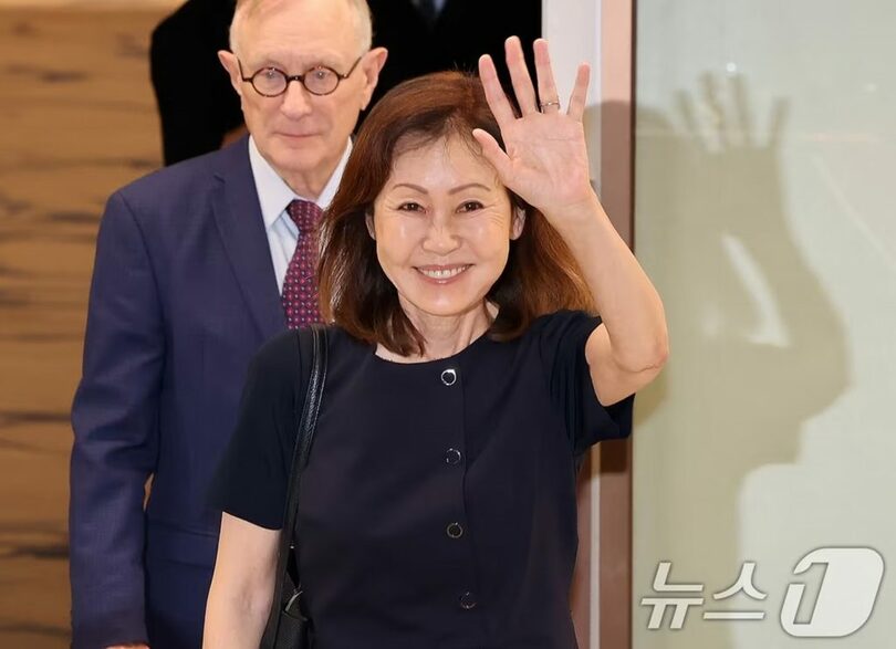 仁川国際空港に到着し、手を振るミシェル・スティール新駐韓米大使(c)news1