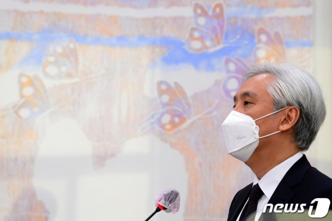 韓国芸術総合学校総長のキム・デジン氏が19日午前、国会で開かれた文化体育観光委員会の国政監査に出席し、業務報告をしている(c)news1
