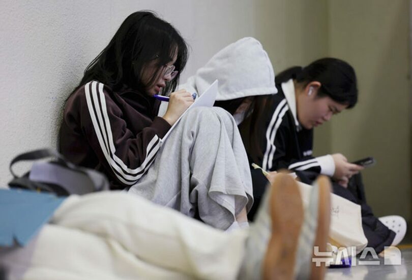 大学入試情報を集める受験生たち＝写真は記事の内容とは関係ありません(c)NEWSIS