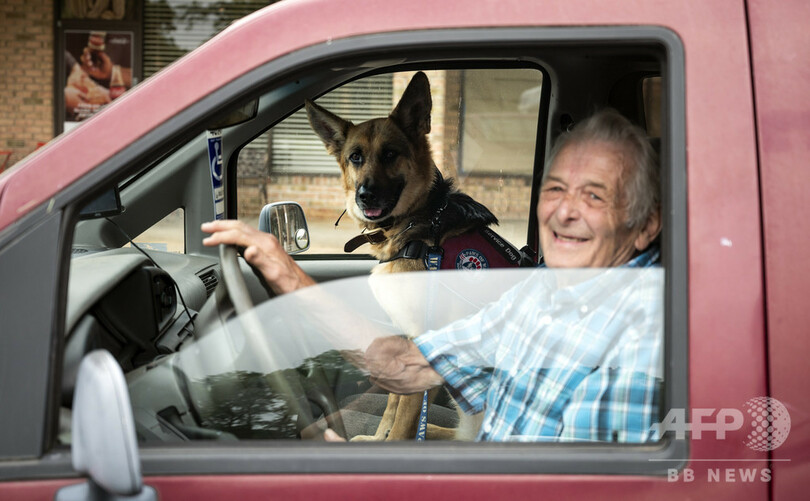 退役軍人に寄り添い心の傷を癒やす「ドッグセラピー」 米