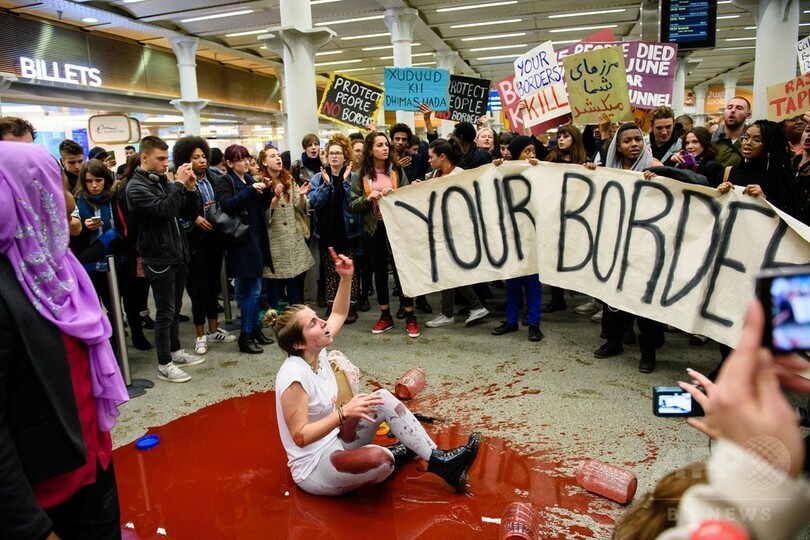 英ロンドンの駅で移民問題に抗議、ユーロスターに遅れ