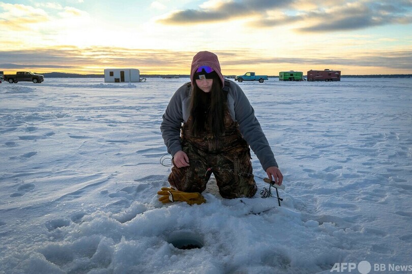 世界最大規模の氷上釣り大会に1万人 米ミネソタ州