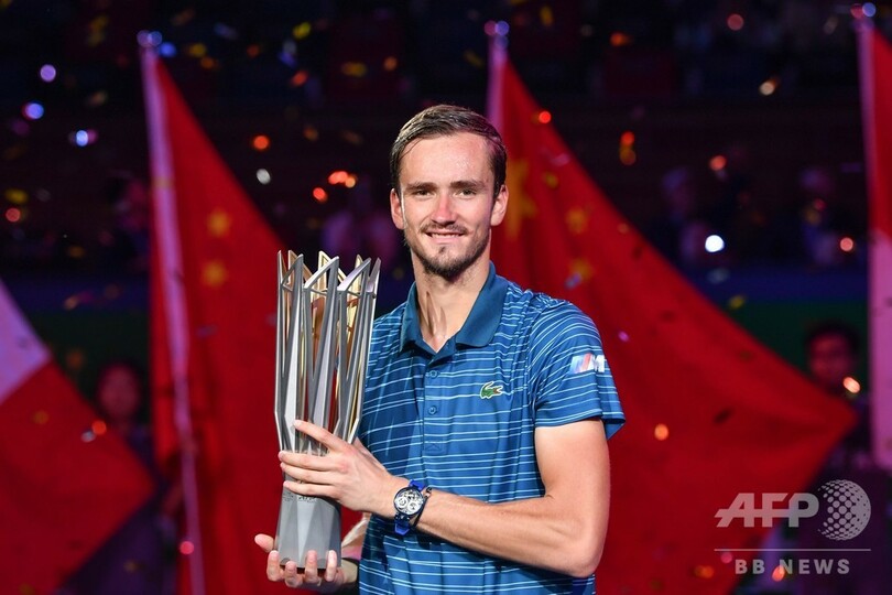 メドベージェフが上海マスターズ制覇、ズベレフを圧倒