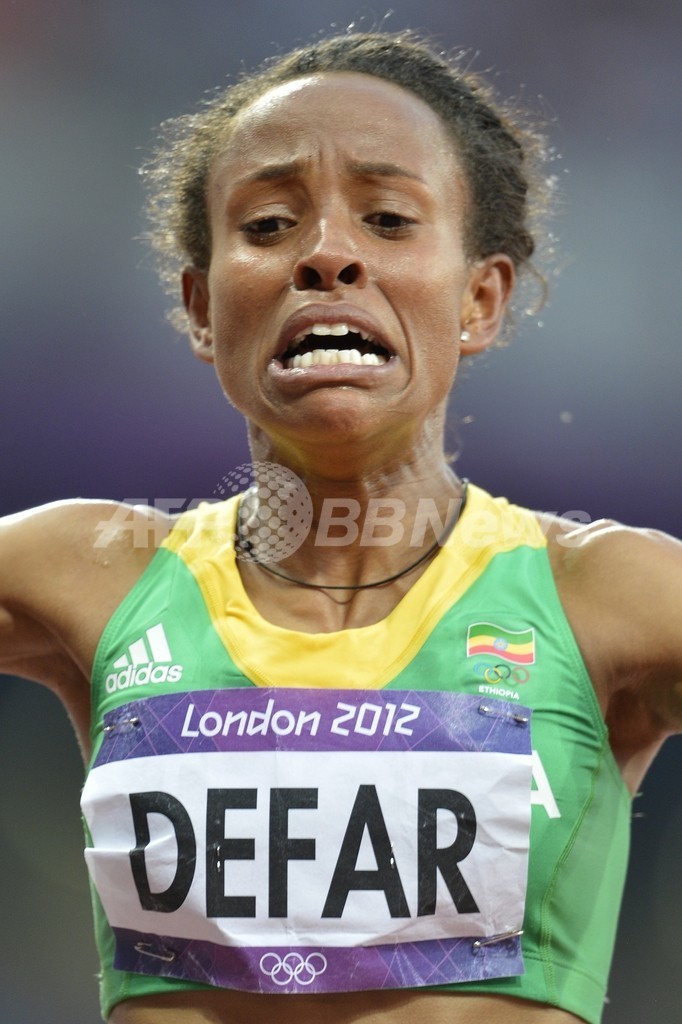 デファーが女子5000メートルで金メダル獲得