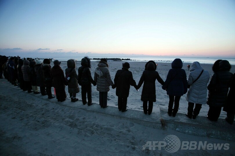 大震災から3年、海岸で犠牲者に捧げる祈り 福島県