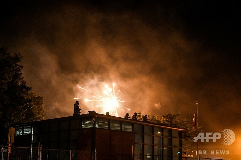 黒人男性死亡事件、暴動で州兵増派 各地に夜間外出禁止令