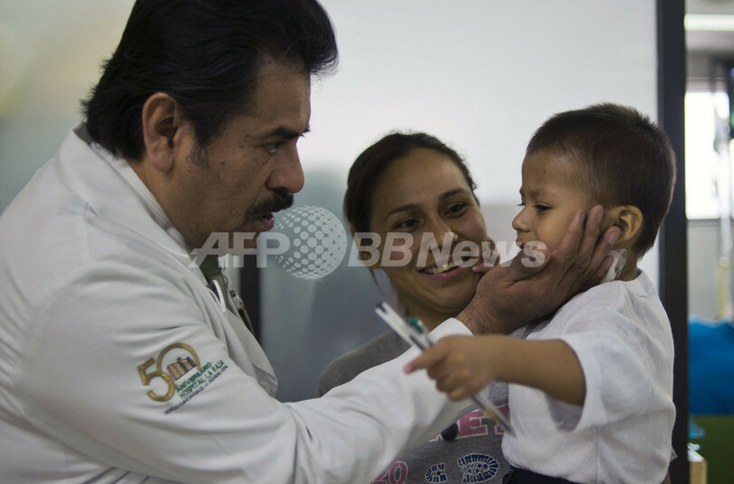 2歳児の体から15キロの腫瘍を切除、歩けるまで回復