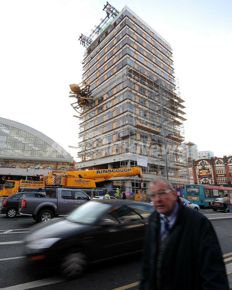 巨大なクモのロボット、リバプールのオフィス街ビル壁面に出現