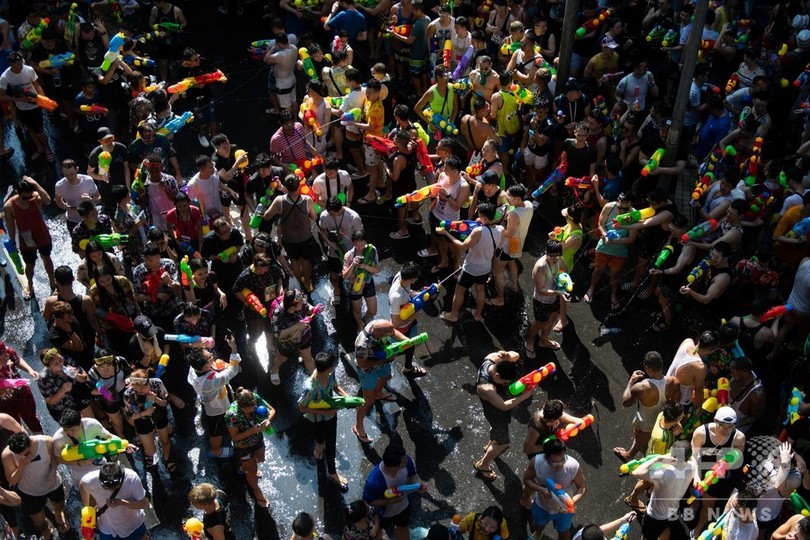 正月祝う水掛け祭り ソンクラーン 大人も子どももびしょぬれに タイ 写真21枚 国際ニュース Afpbb News