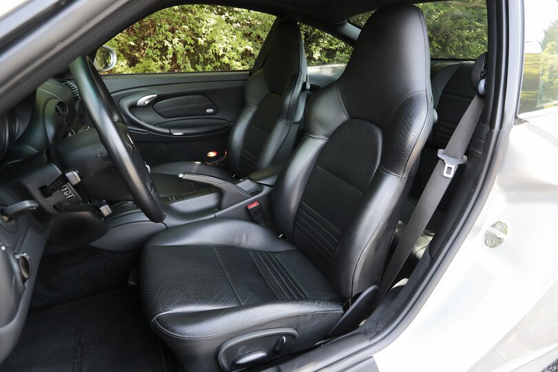 996カレラ4Sは無償オプションでレザー・スポーツシートを選ぶことができた。8万㎞超の走行距離にしてはヤレ具合もひどくない。
