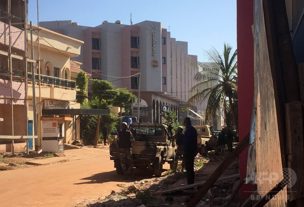 マリのホテル立てこもり、少なくとも人質3人死亡 治安省 マリのホテル立てこもり、少なくとも人質3人死亡 治安省