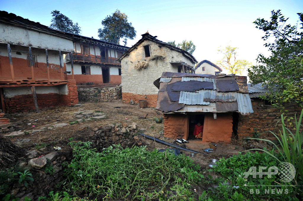 生理中の女性の隔離小屋で母子3人死亡、たき火の煙で窒息か ネパール 生理中の女性の隔離小屋で母子3人死亡、たき火の煙で窒息か ネパール