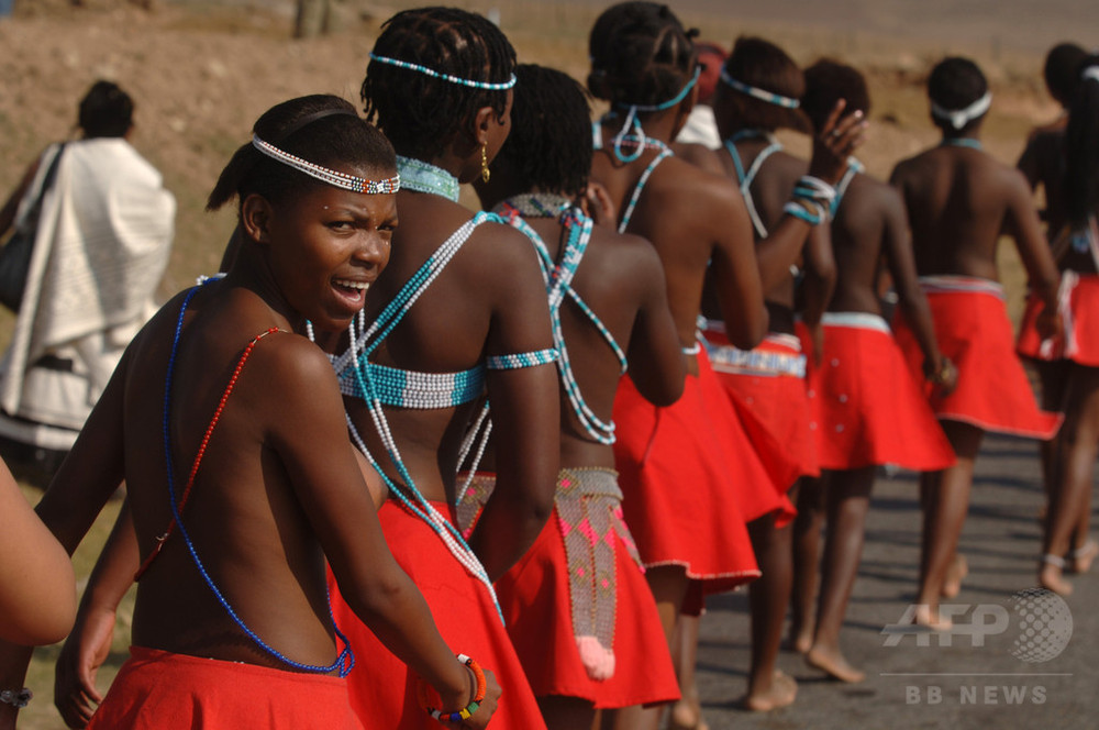 女子生徒が裸で踊る合唱コンクールに物議、南ア政府が伝統文化に苦言 写真1枚 国際ニュース：afpbb News