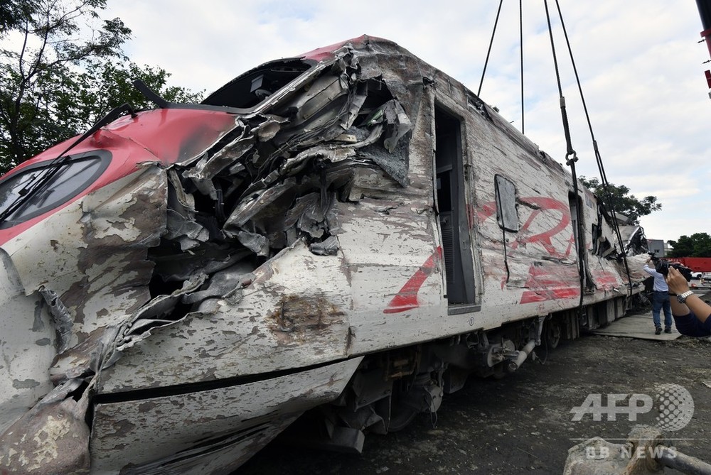 台湾列車事故 運転士が自動制御システム切ったと説明 写真2枚 国際ニュース Afpbb News