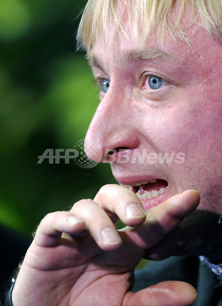 プルシェンコが負傷で途中棄権、フィギュア欧州選手権 写真15枚