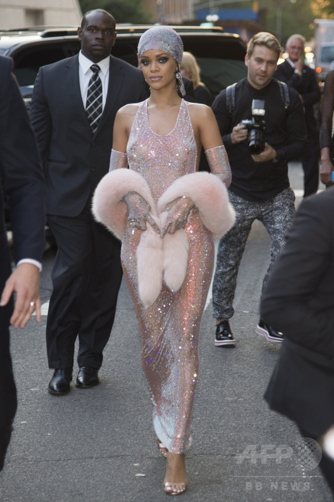 リアーナ、グラミー賞授賞式で着用したドレスは「ネットで一目ぼれ