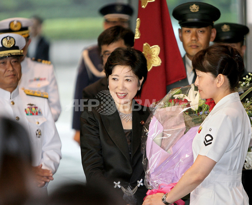 小池新防衛相が就任 安倍首相は正念場 写真5枚 国際ニュース Afpbb News 小池新防衛相が就任 安倍首相は正念場 写真5枚 国際ニュース Afpbb News