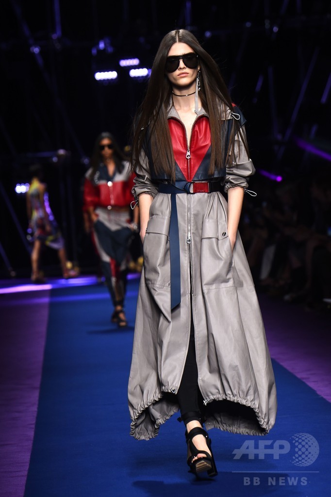 「ヴェルサーチ」17年春夏