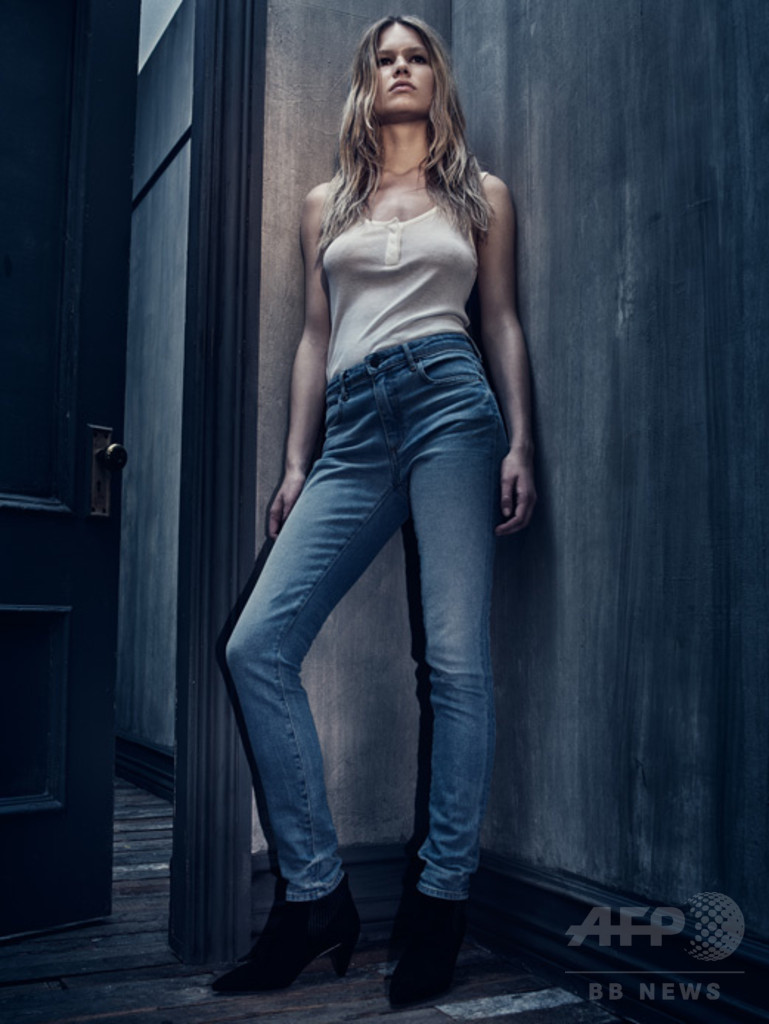 「アレキサンダー ワン」初のデニムライン誕生、官能的なビジュアルに注目