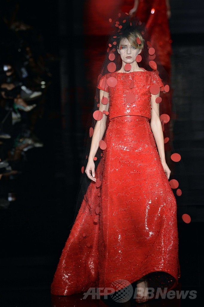 黒、白、赤で見せる多彩なスタイル、「ジョルジオ アルマーニ プリヴェ」14/15年秋冬オートクチュール