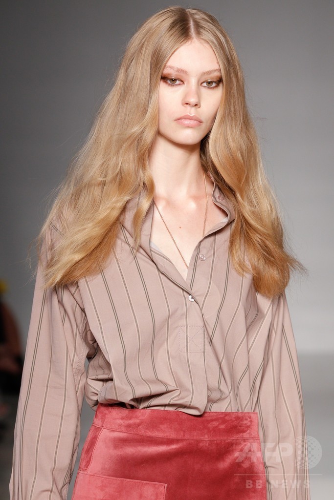 膝下丈のスカートでエレガントに、「ジル・スチュアート」15年春夏