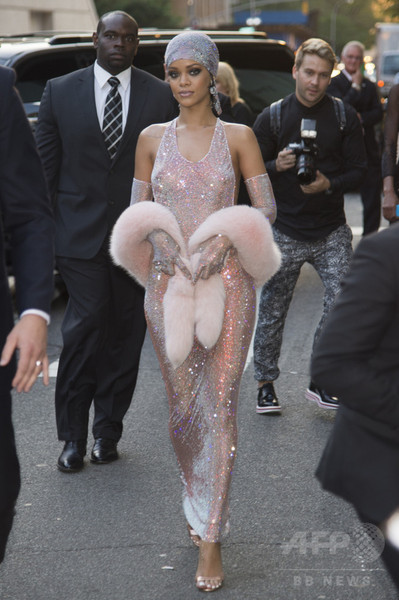 リアーナ、グラミー賞授賞式で着用したドレスは「ネットで一目ぼれ」