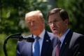 米首都ワシントンのホワイトハウスで演説するマーク・エスパー国防長官（当時、右）とドナルド・トランプ大統領（当時、2020年5月15日撮影、資料写真）。(c)MANDEL NGAN / AFP