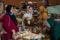 マレーシア・クアラトレンガヌの市場で、カメの卵を買う女性（2020年6月27日撮影）。(c)Mohd RASFAN / AFP