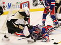 倒れながらもゴールを守るレンジャーズのゴーリー、ヘンリク・ランドクウィスト（%%Henrik Lundqvist%%、中央）。(c)AFP/Getty Images Al Bello