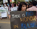 パキスタン・イスラマバード（Islamabad）で、ファルザナ・パルビーン（Farzana Parveen）さんが殺害されたことに抗議する人権活動家ら（2014年5月29日撮影）。(c)AFP/Aamir QURESHI
